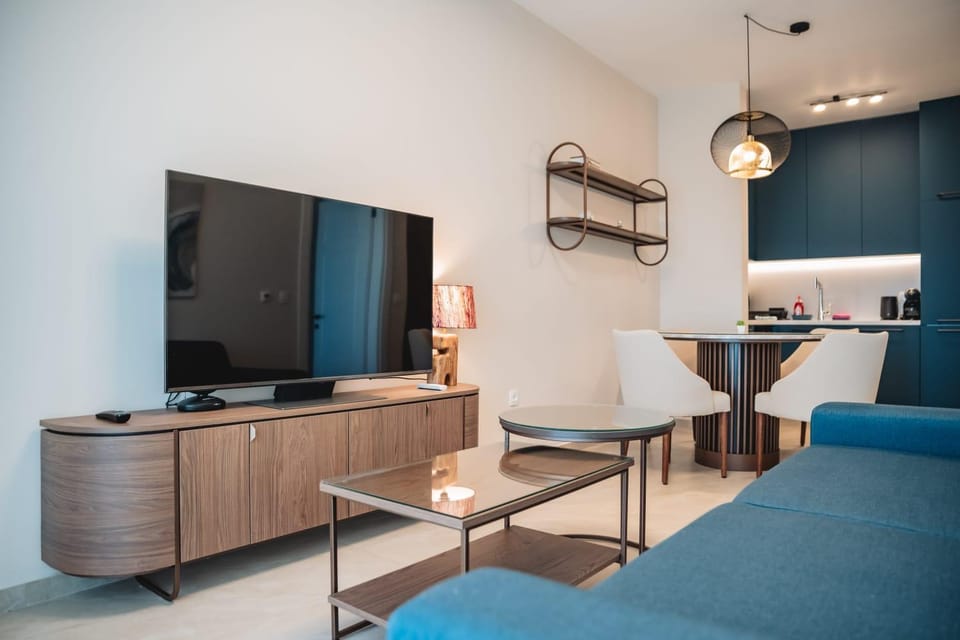 TV and multimedia, Kitchen or kitchenette, Living room, Seating area, Dining area