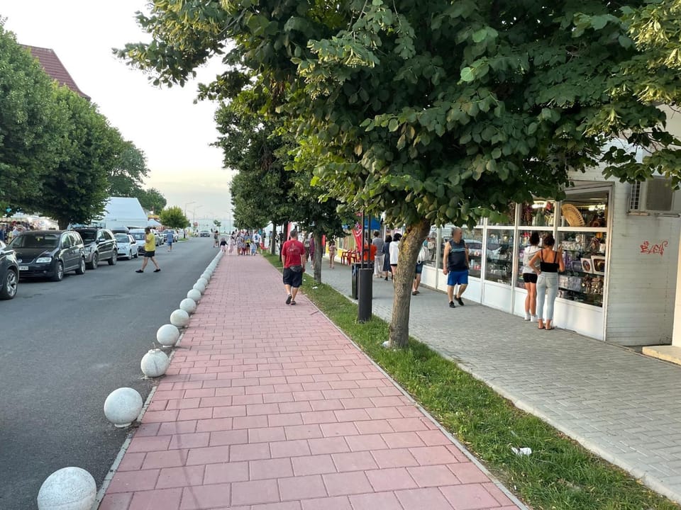 Restaurant/places to eat, Neighbourhood, City view, group of guests