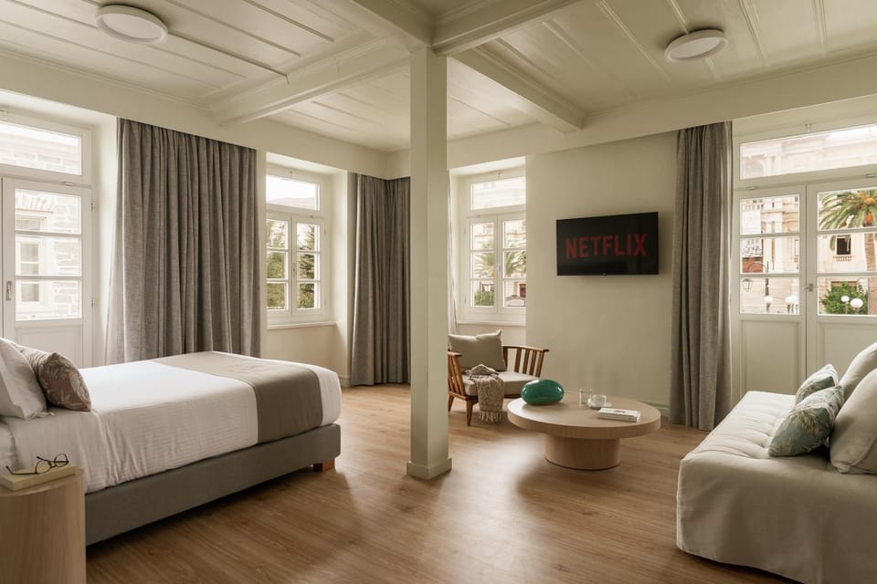 Bed, TV and multimedia, Photo of the whole room, Bedroom