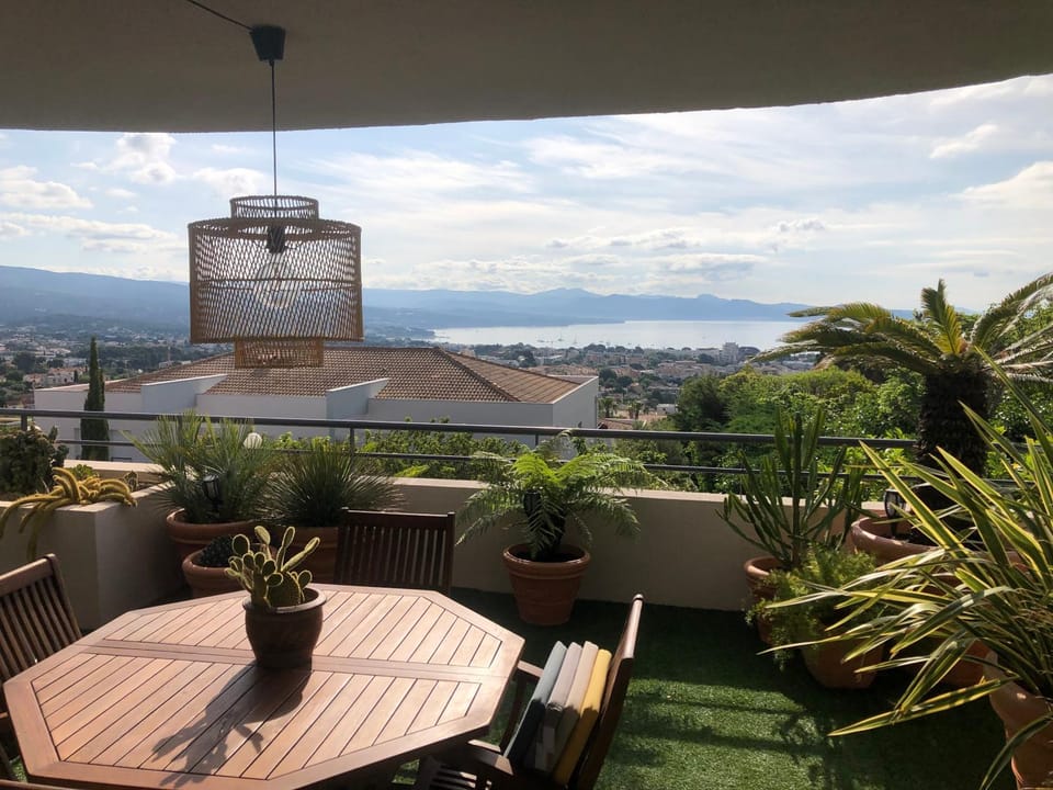Bel appartement au calme vue imprenable parking privé gratuit lit 160x200 Apartment in La Ciotat