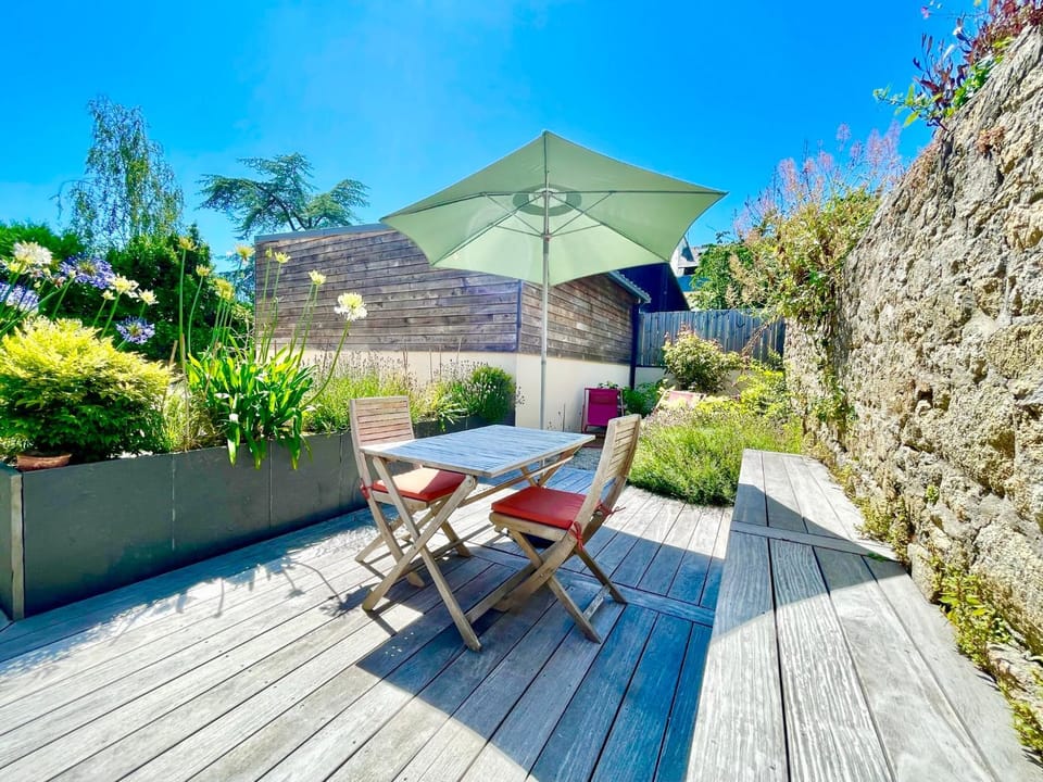 Day, Garden, Dining area, Garden view, sunbed