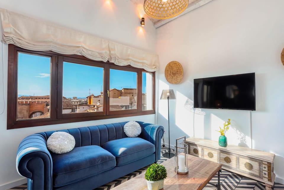 TV and multimedia, View (from property/room), Living room, City view, Landmark view