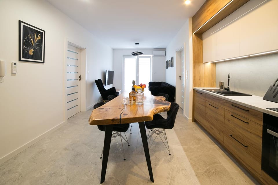 Kitchen or kitchenette, Dining area