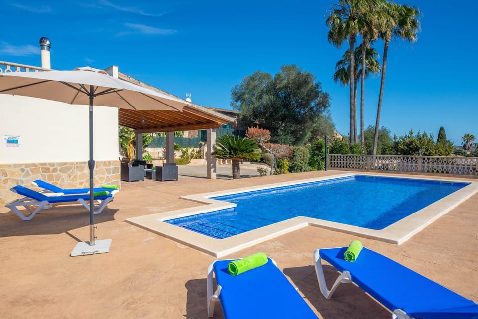 Swimming pool, sunbed