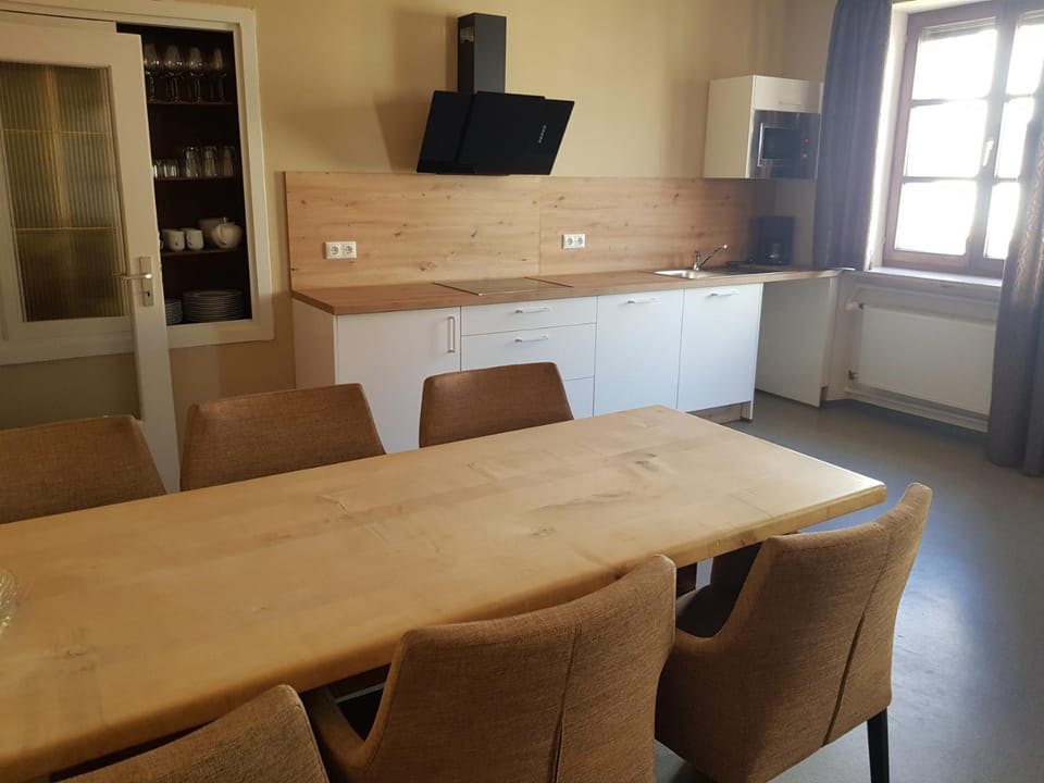 Kitchen or kitchenette, Dining area