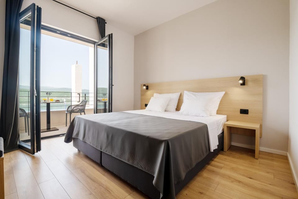 Bed, Balcony/Terrace, Bedroom, Sea view