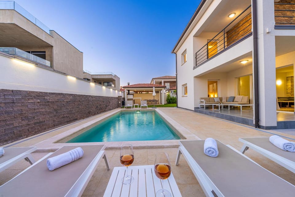 Pool view, Swimming pool, sunbed