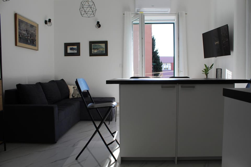 Kitchen or kitchenette, Living room, Seating area, Dining area