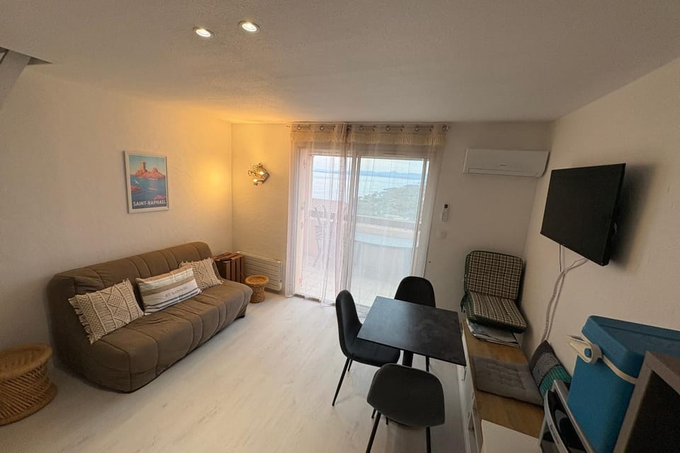 Apt With Swimming Pool 500m From The Beach Apartment in Saint-Raphael