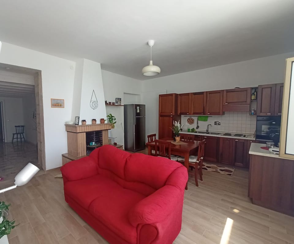 TV and multimedia, Kitchen or kitchenette, Living room, Seating area, Dining area
