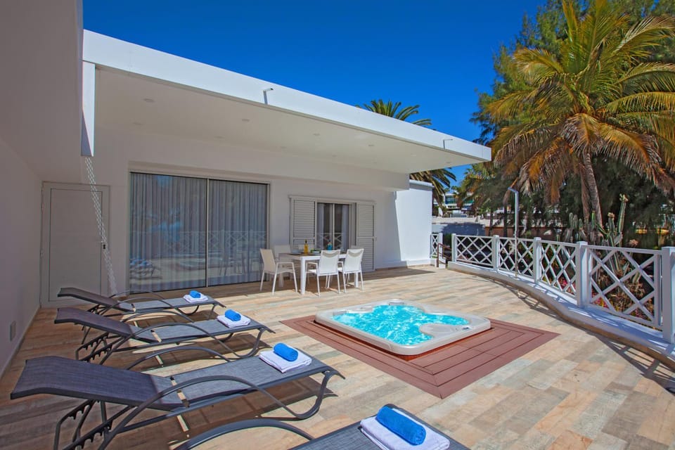 Property building, Hot Tub, Balcony/Terrace