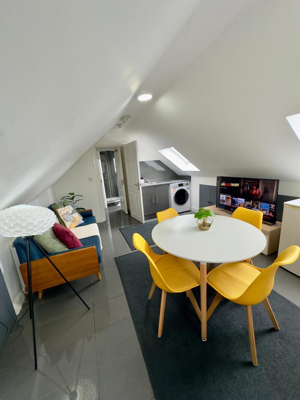 TV and multimedia, Living room, Photo of the whole room, Dining area, internet, washing machine