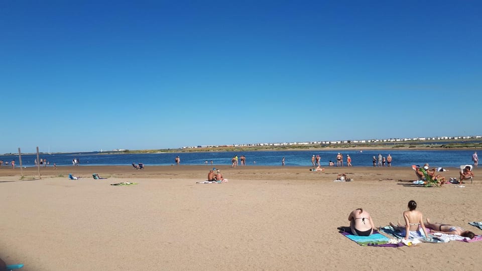 Studio cabine avec jardinet à 30 m de la plage, au calme. Cabin in Gruissan