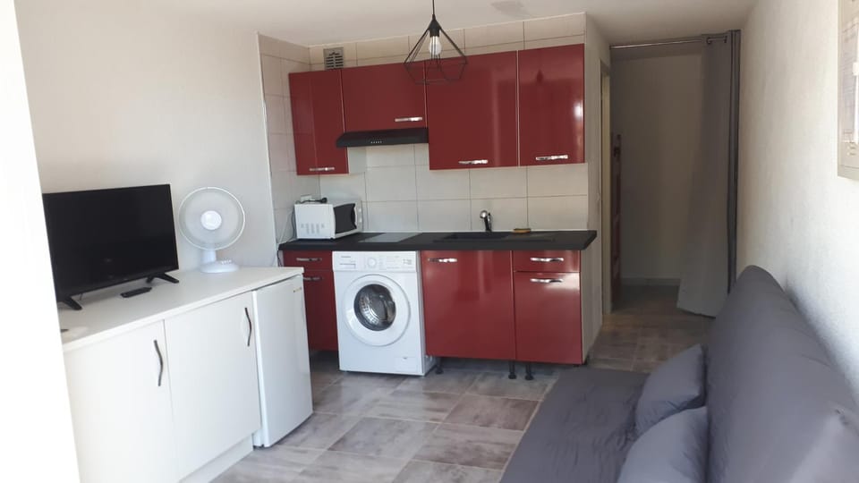 Studio cabine avec jardinet à 30 m de la plage, au calme. Cabin in Gruissan