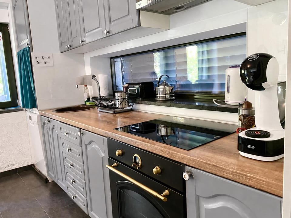 Coffee/tea facilities, Kitchen or kitchenette, dishwasher, stove, toaster