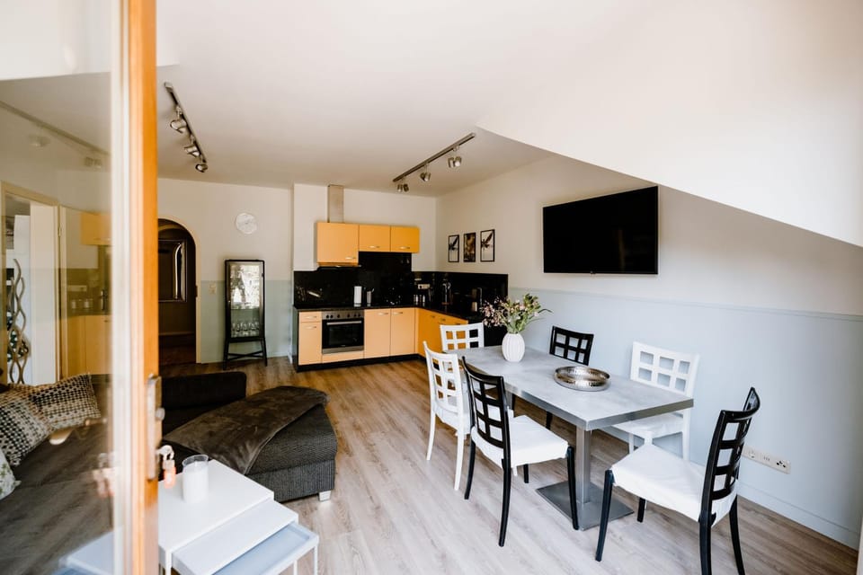 TV and multimedia, Kitchen or kitchenette, Living room, Dining area