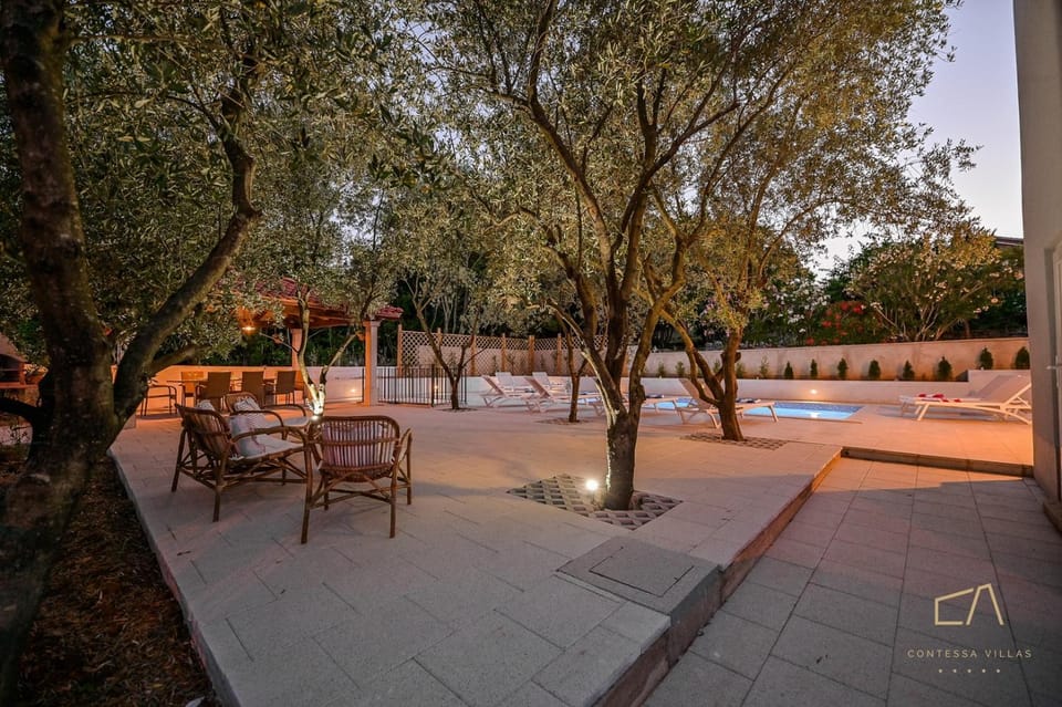 Property building, BBQ facilities, Garden, Balcony/Terrace, Swimming pool, Breakfast