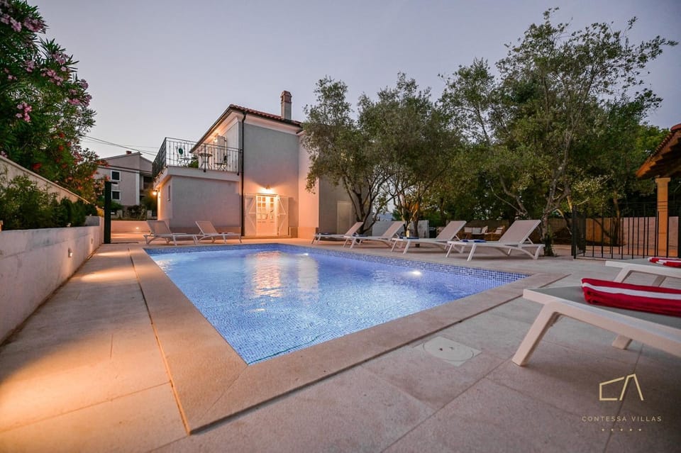 Property building, BBQ facilities, Dining area, Swimming pool, Breakfast