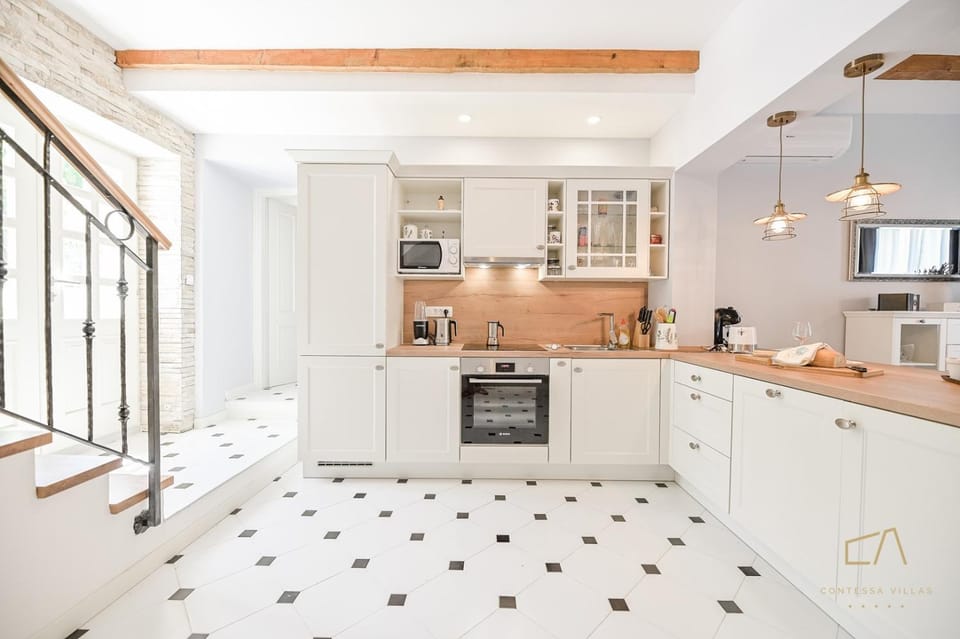 Kitchen or kitchenette, air conditioner