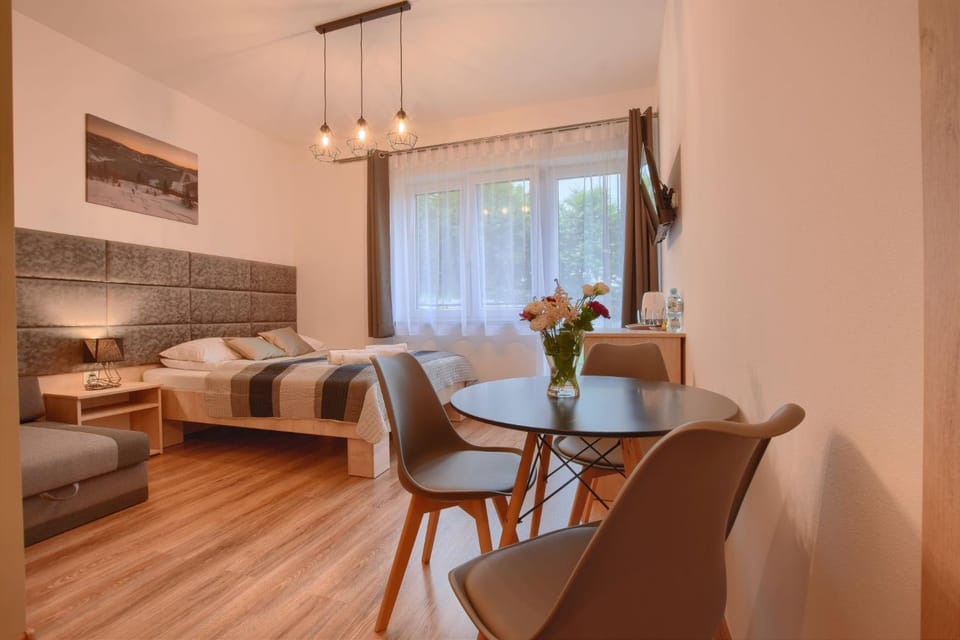 Bed, Living room, Photo of the whole room, Seating area, Dining area, Bedroom