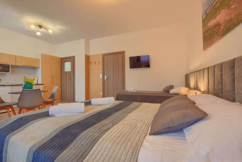 Bed, TV and multimedia, Photo of the whole room, Evening entertainment, Bedroom, towels