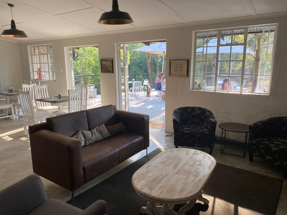 Restaurant/places to eat, Living room, Seating area
