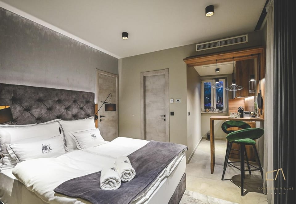 Property building, Bed, Bathroom, Kitchen or kitchenette, Dining area, Bedroom, air conditioner
