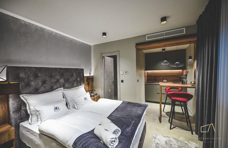 Property building, Bed, Bathroom, Kitchen or kitchenette, Dining area, Bedroom, air conditioner