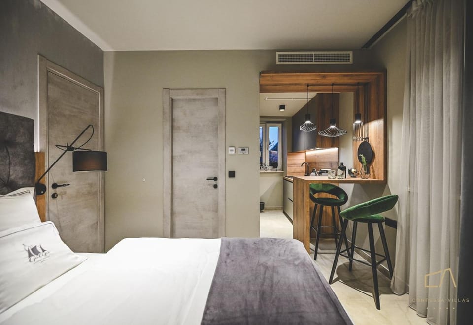 Property building, Bed, Bathroom, Kitchen or kitchenette, Dining area, Bedroom, air conditioner