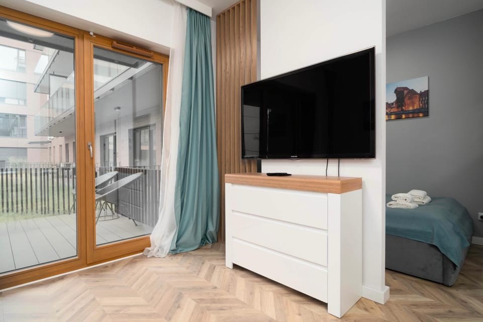 Bed, TV and multimedia, Bedroom