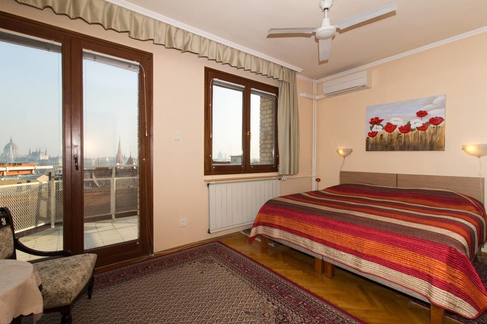 Photo of the whole room, Bedroom, City view, Landmark view, River view