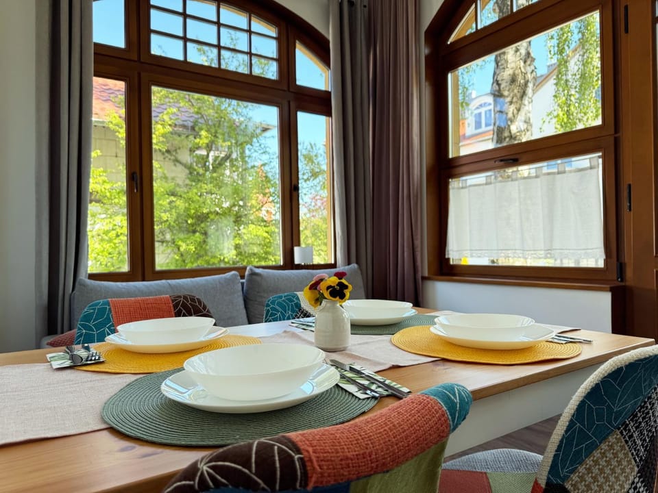 Living room, Food and drinks, Seating area