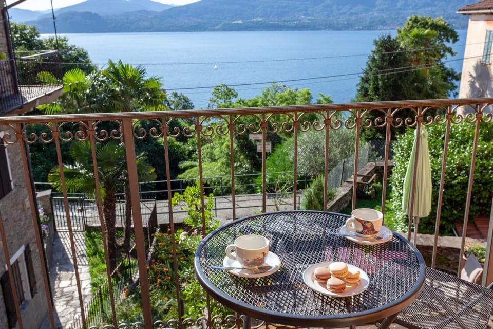 Balcony/Terrace, Food and drinks, Seating area, Lake view, Lake view