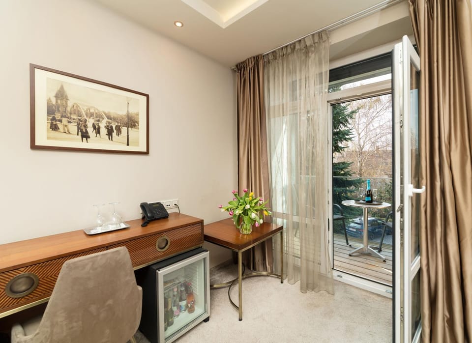 Property building, Balcony/Terrace, Seating area