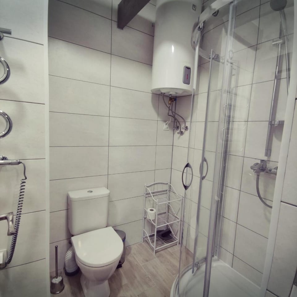 Shower, Toilet
