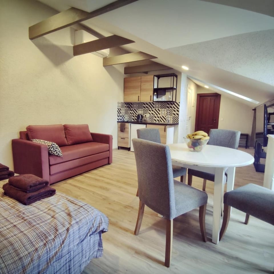Bed, Kitchen or kitchenette, Living room, Seating area, Dining area