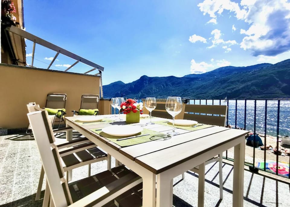Balcony/Terrace, Lake view, Mountain view