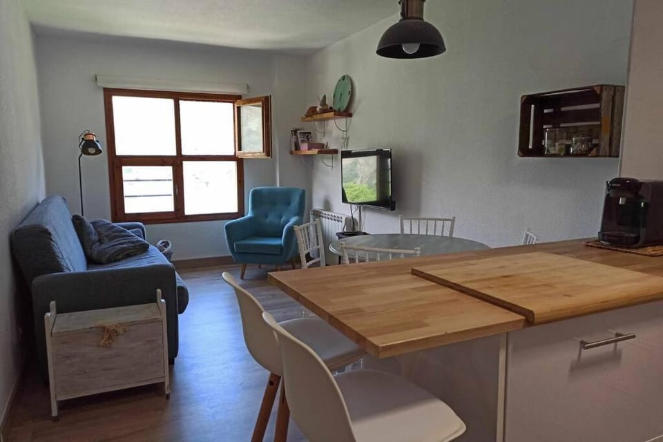 Kitchen or kitchenette, Seating area, Dining area