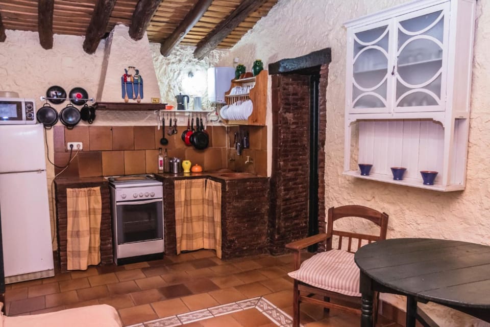 Kitchen or kitchenette, Dining area, minibar, pet friendly, stove