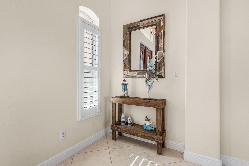 WALK TO BEACH! Luxury Waterfront Home Pool, Spa & Dock- Direct Gulf Access House in Cape Coral
