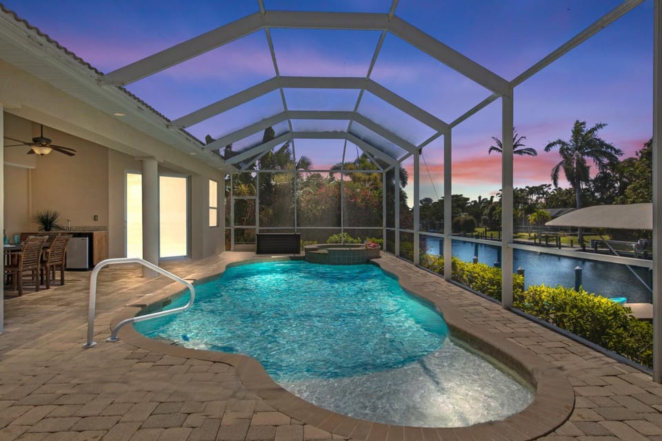 WALK TO BEACH! Luxury Waterfront Home Pool, Spa & Dock- Direct Gulf Access House in Cape Coral