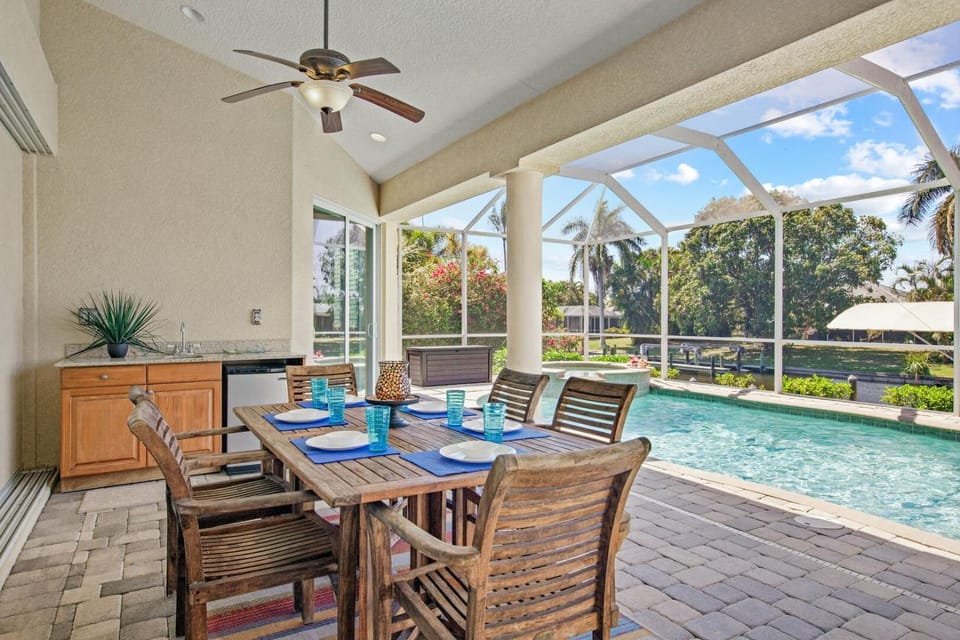 WALK TO BEACH! Luxury Waterfront Home Pool, Spa & Dock- Direct Gulf Access House in Cape Coral