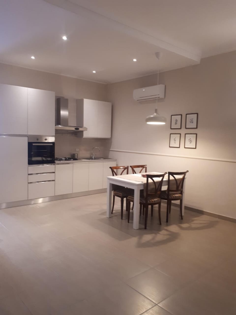 Kitchen or kitchenette, Dining area, oven