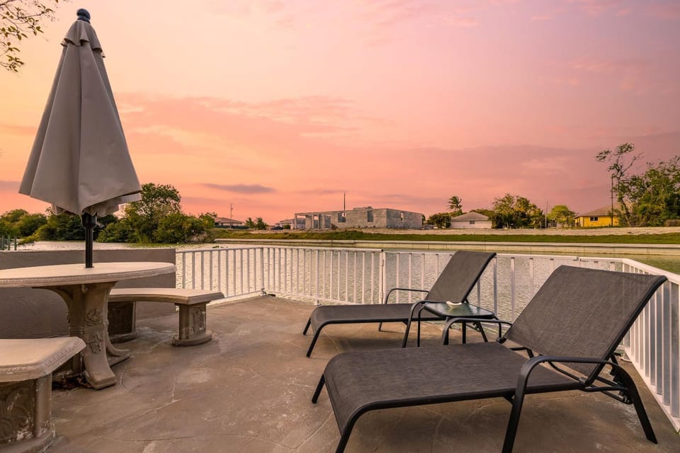 Waterfront Villa Custom Heated Pool & Great Outside Space - Alta Villa - Roelens Vacations House in Cape Coral
