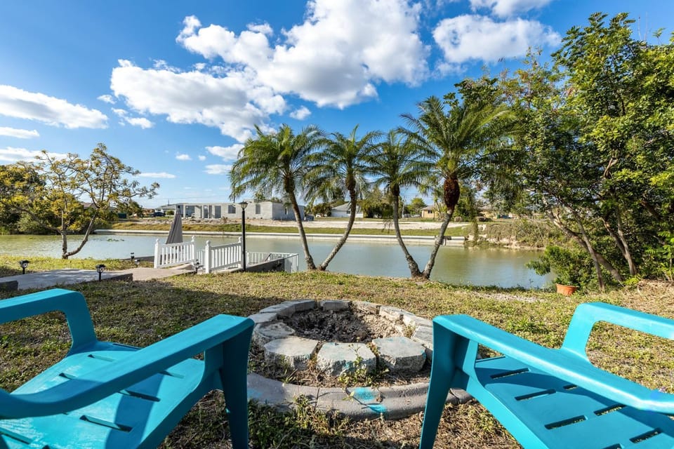 Waterfront Villa Custom Heated Pool & Great Outside Space - Alta Villa - Roelens Vacations House in Cape Coral