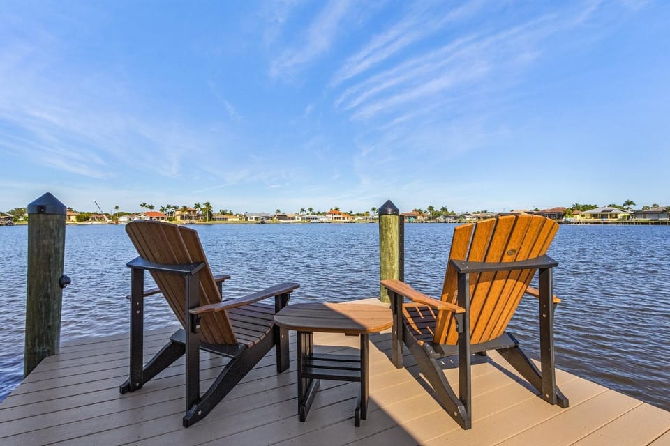 Modern, Luxurious, Waterfront home with Heated Pool - Villa Dock Holiday - Roelens Vacations House in Cape Coral