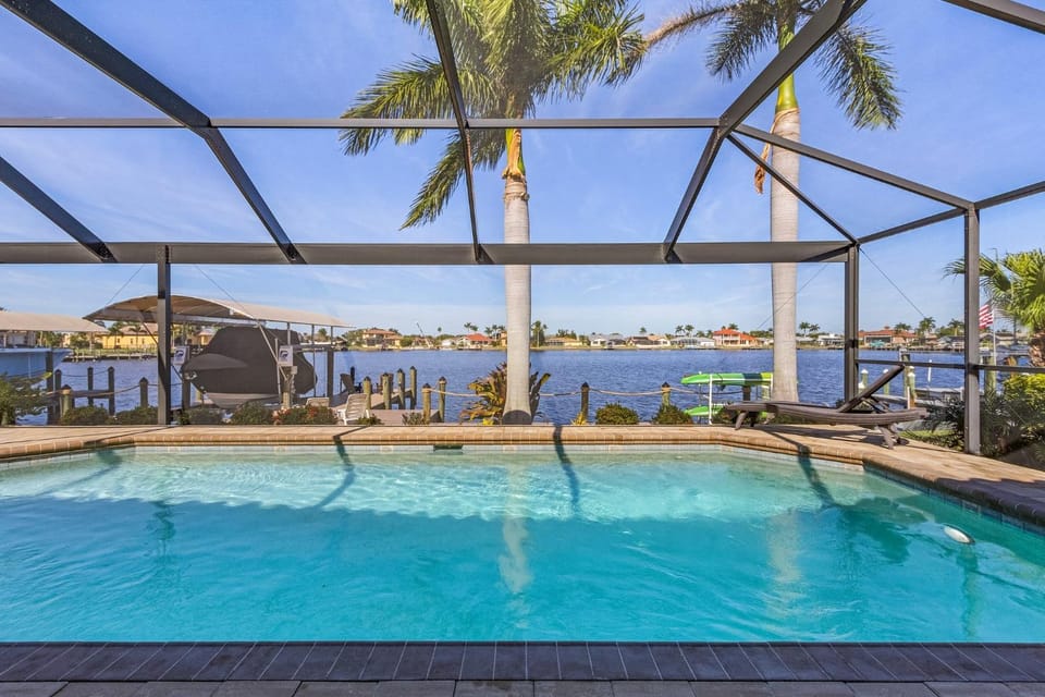 Modern, Luxurious, Waterfront home with Heated Pool - Villa Dock Holiday - Roelens Vacations House in Cape Coral