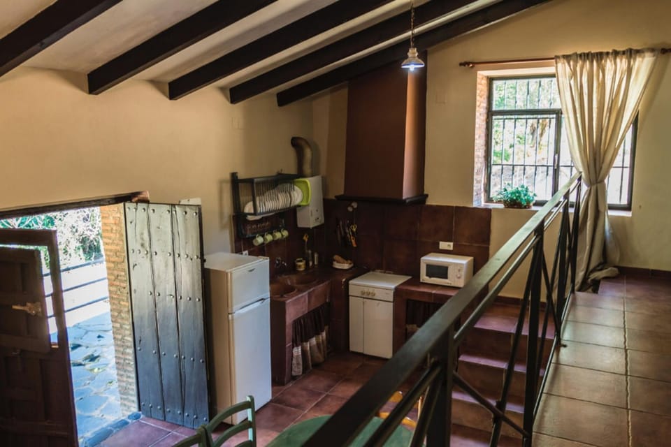 Kitchen or kitchenette, Dining area, minibar, stove