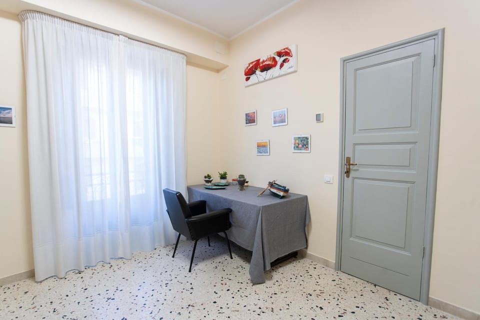 Photo of the whole room, Seating area