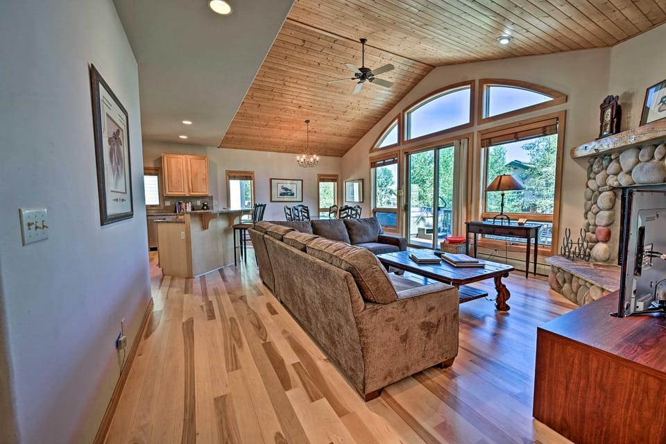 Mountain Home with Decks, Walk to Gondola House in Steamboat Springs